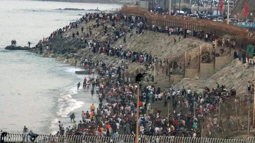 Mafias, desinformación y geopolítica: las claves detrás de la masiva crisis migratoria en Ceuta