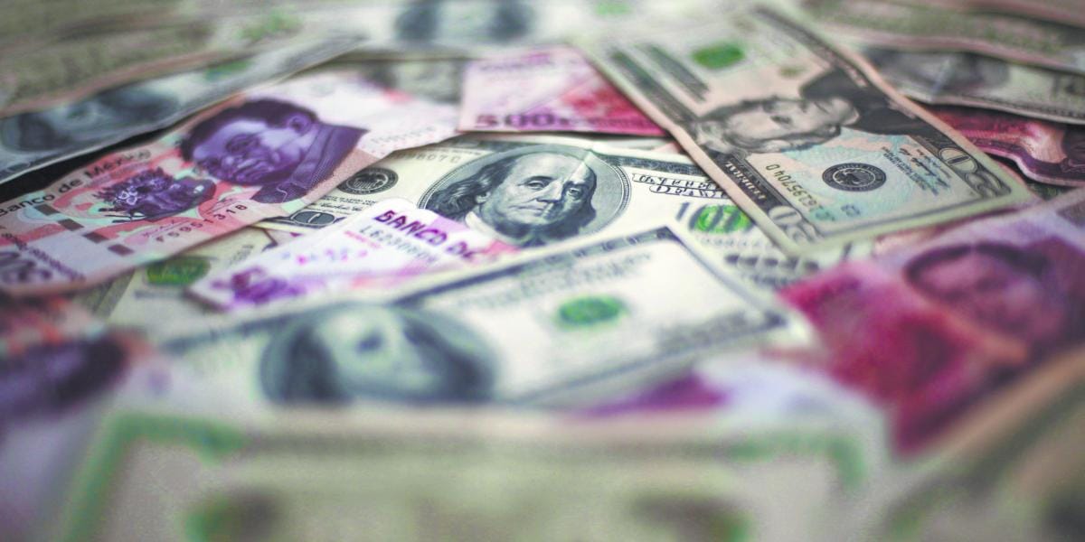 El peso mexicano rompe el piso de las 17 unidades impulsado por el 'carry trade' y la confianza de los mercados