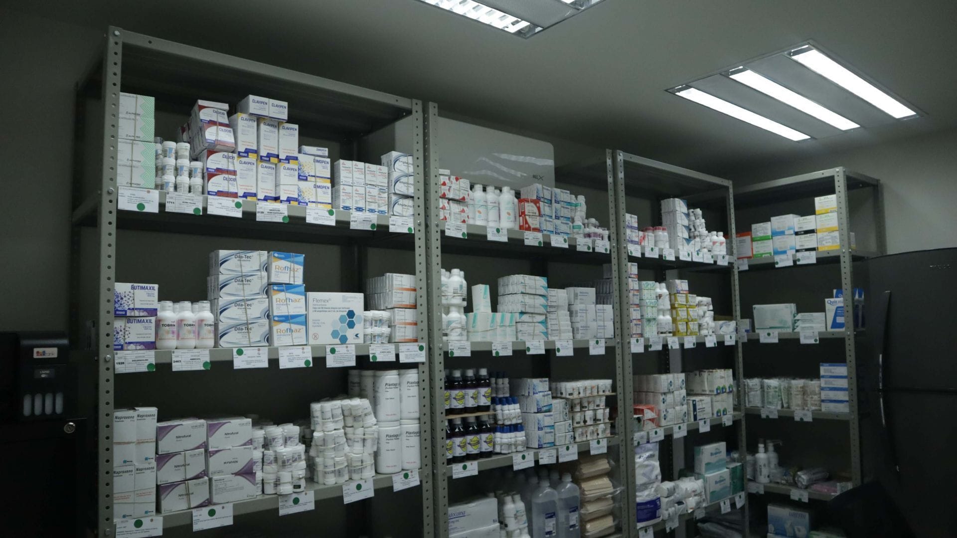 Cofepris emite alertas sanitarias por falsificación y venta ilegal de medicamentos en México
