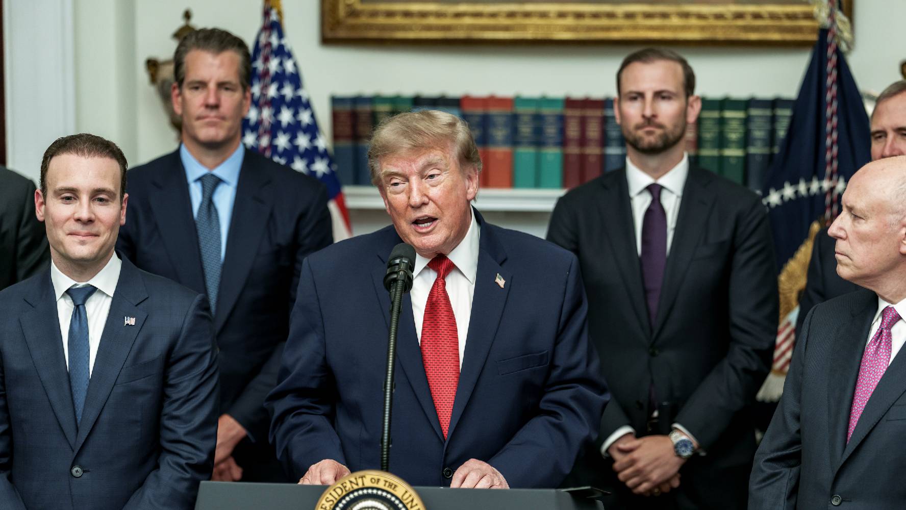 Trump condiciona la retirada de EE. UU. en Irán al control del petróleo y compara la situación con Venezuela