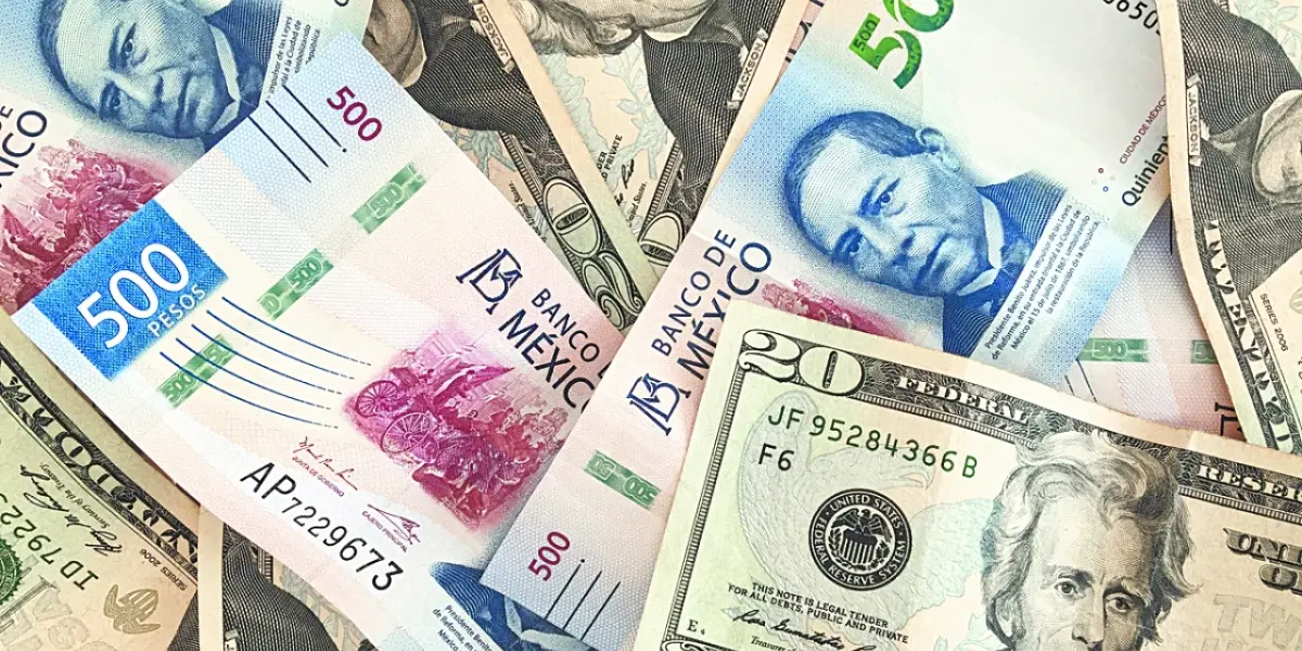 El peso mexicano retrocede frente al dólar tras datos de inflación y en espera del Banxico