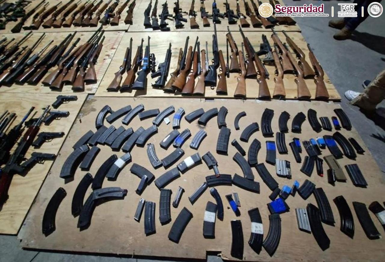 Aseguran en Nuevo León 210 armas provenientes de Texas; suman más de 30 mil decomisos en la actual administración