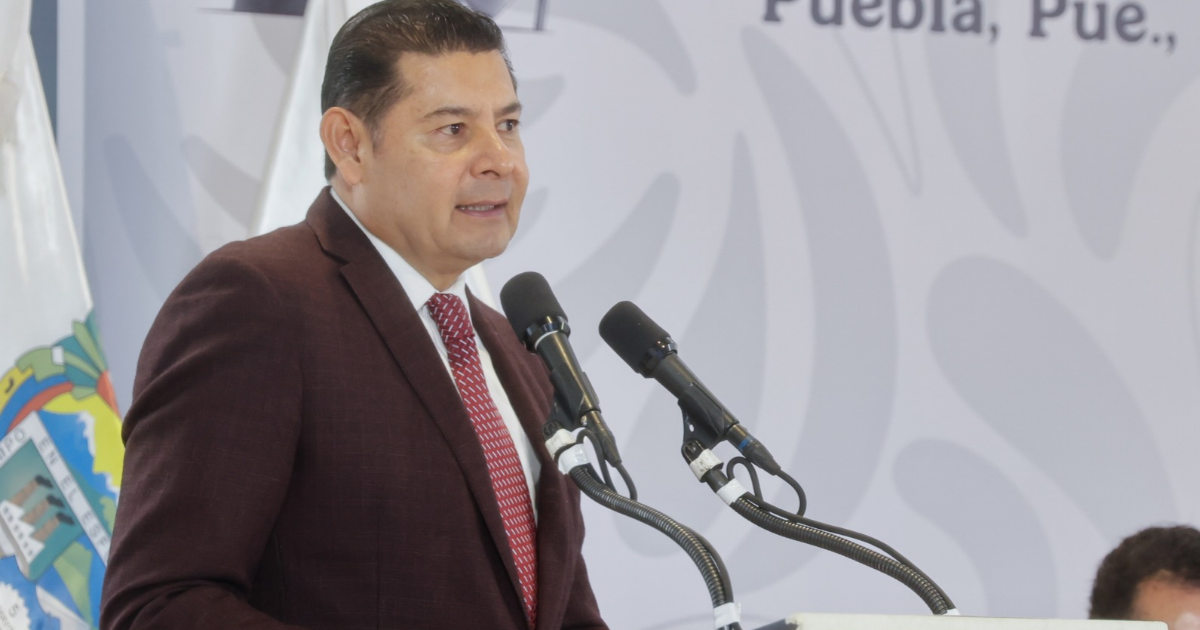 Anuncia Alejandro Armenta la llegada de 4 trenes de pavimentación para carreteras de Puebla