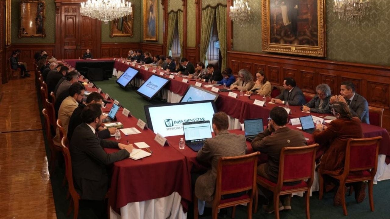 Sheinbaum evalúa avances del IMSS-Bienestar con gobernadores entre movilizaciones del sector salud