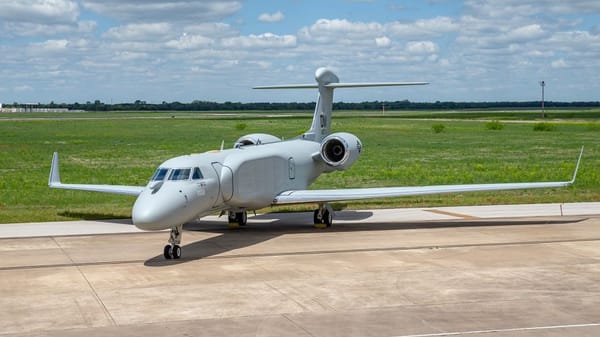 La OTAN despliega un avión de guerra electrónica EA-37B en Polonia para neutralizar las interferencias rusas de GPS en el Báltico