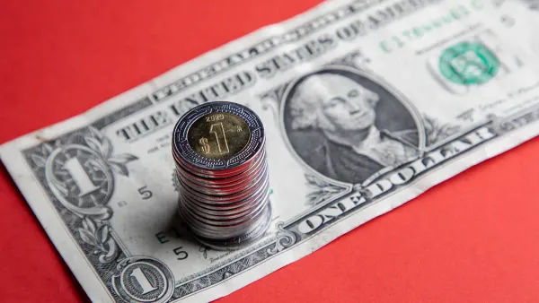 El peso mexicano rompe el piso de las 17 unidades por dólar y alcanza niveles no vistos desde 2024