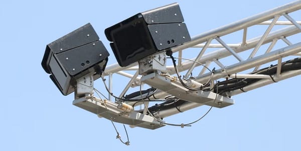 Cataluña prueba cámaras con IA capaces de detectar el uso del móvil sobre las piernas de los conductores