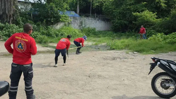 Capturan a enorme cocodrilo que deambulaba por las calles de Villa Las Flores en Puerto Vallarta