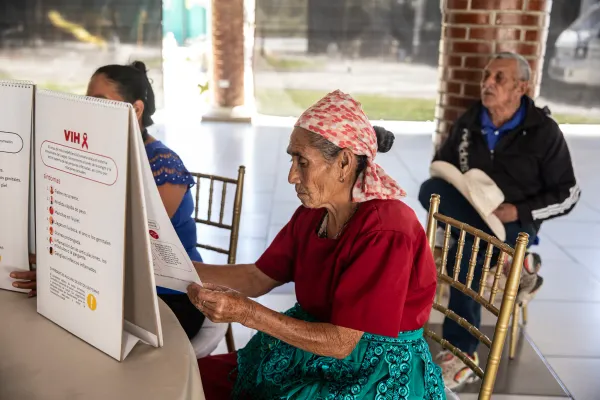 Parteras indígenas: guardianas de la vida, la cultura y los derechos en Iberoamérica