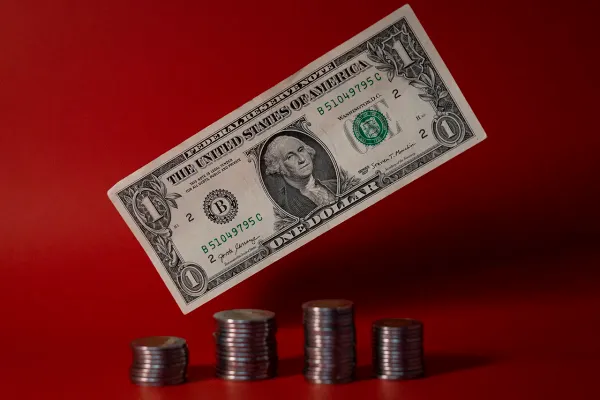 El peso mexicano supera las 18 unidades por dólar ante expectativa de tasas altas de la Fed
