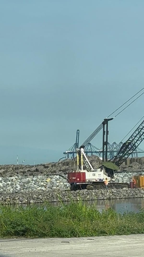 Denuncian que la Marina construye escollera en arrecife La Gallega pese a suspensión de la SCJN