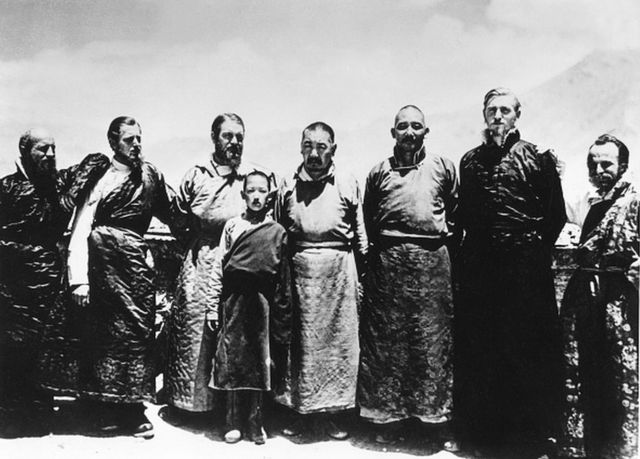 ERNST SCHAFER (1910-1992). Cazador y zoólogo alemán. Schafer (tercero desde la izquierda) en su tercera expedición al Tíbet, esta vez patrocinada por la organización SS Ahnenerbe. Fotografiado en Shigatze, Tíbet, 1939