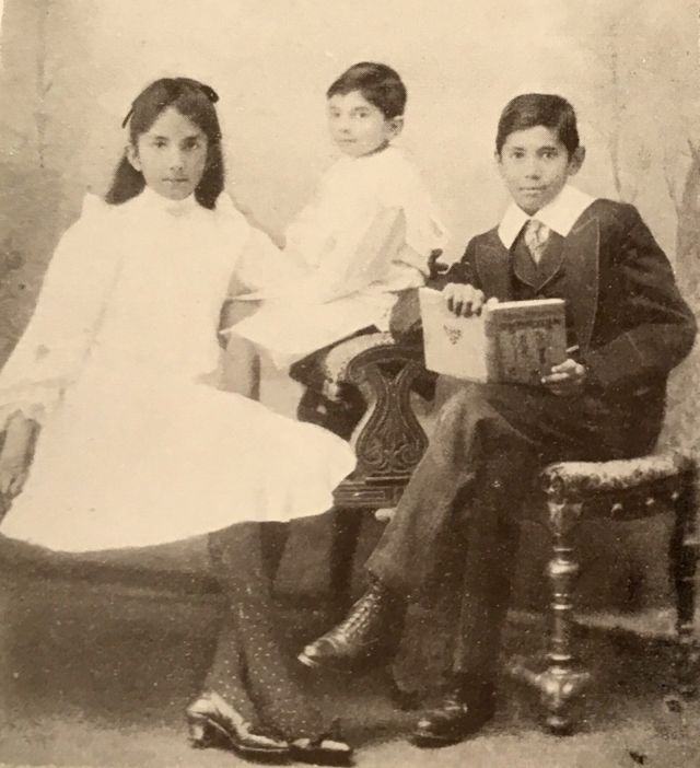 Dorothy con sus hermanos Neil y Bertie en 1904.
