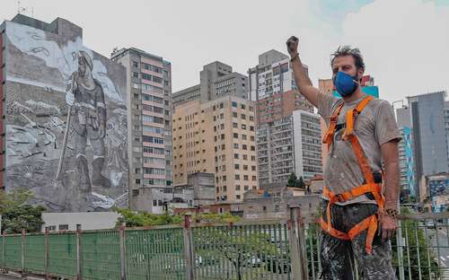  Con cenizas de los incendios en la Amazonia, pintan mural en Brasil