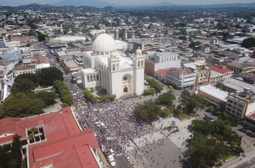  Miles de personas marchan en El Salvador contra la gestión del presidente Nayib Bukele