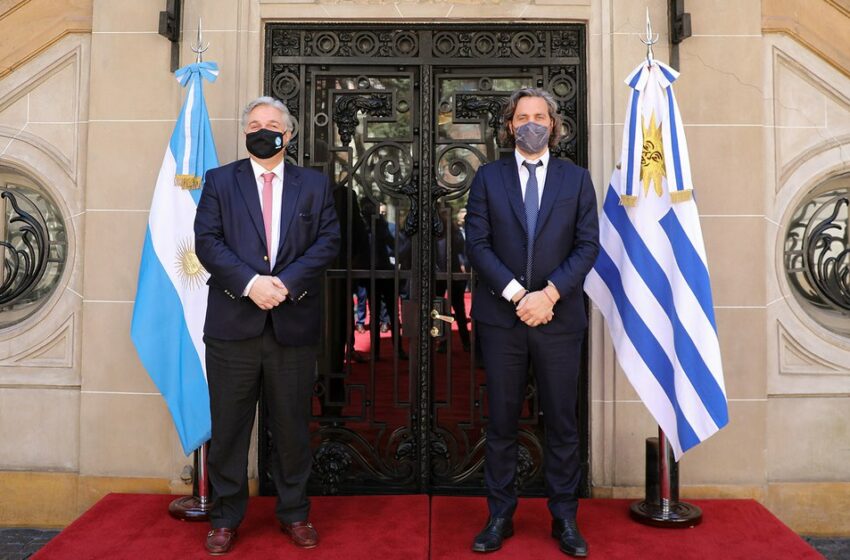  Santiago Cafiero intenta un acercamiento diplomático con Uruguay y acordó mantener dos reuniones bilaterales