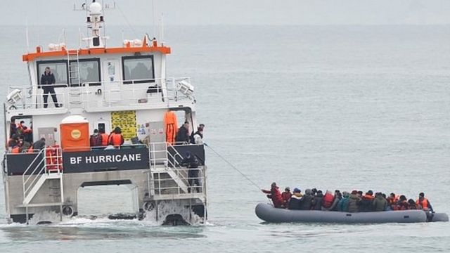 Un grupo de migrantes siendo rescatados en la costa de Kent, Reino Unido.