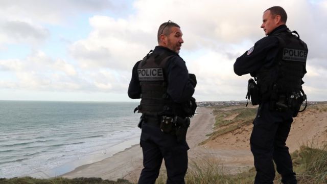 Policías franceses patrullando en la costa.