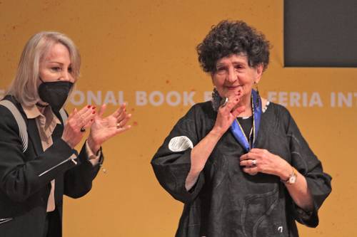  Margo Glantz recibió la Medalla Carlos Fuentes en el Salón Literario de la FIL