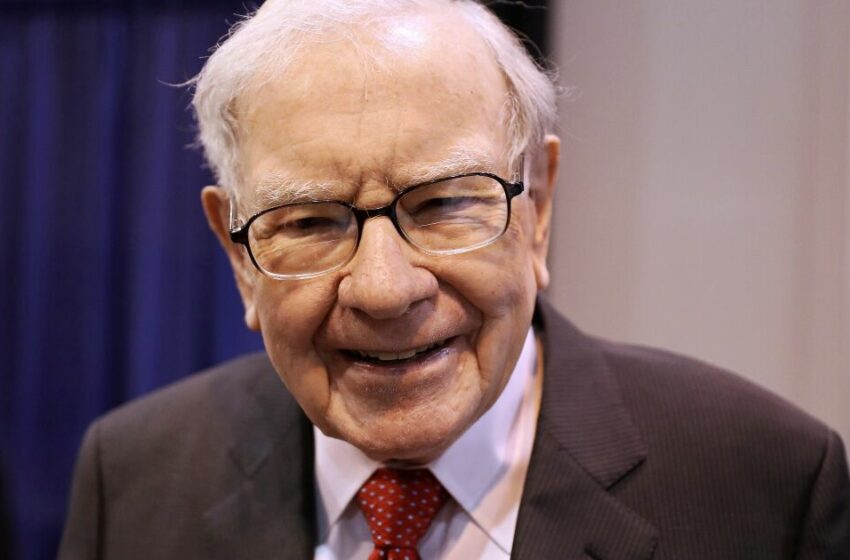  La empresa de Warren Buffett logra récord de dinero en efectivo
