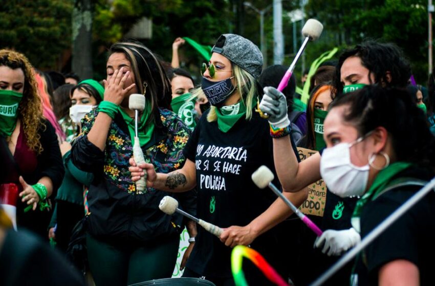  Corte de Colombia debate sobre aborto: mujeres esperan el fallo fuera del tribunal