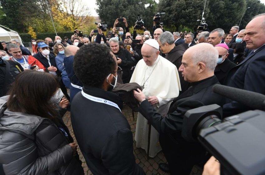  Papa Francisco viajó a Asís para reunirse con pobres y pidió que se escuche su voz