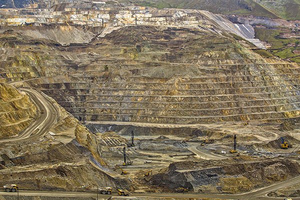  Perú da pie atrás a decisión de cerrar cuatro minas y aprueba que empresas pidan …