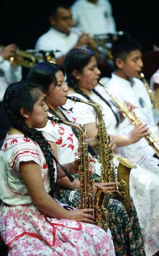  Niños y jóvenes mostraron el futuro de la tradición sonora mexicana en el Faro Cosmos