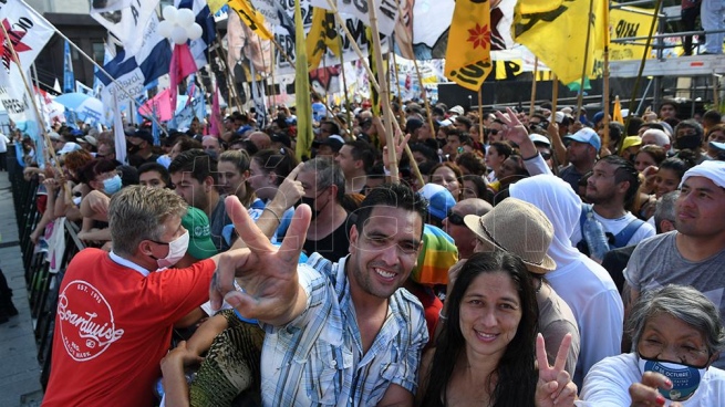  Un festejo a Plaza llena por los 38 años de la democracia argentina