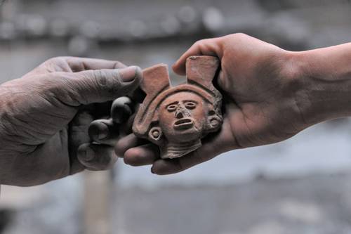  Hallan ofrenda prehispánica en Eje Central tras excavaciones para construir cisterna