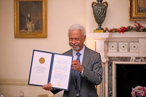  Sin la pompa habitual, el escritor Abdulrazak Gurnah recibió la medalla y el diploma del Nobel
