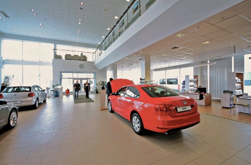  Falta de inventario tira 13.5% anual venta de autos nuevos