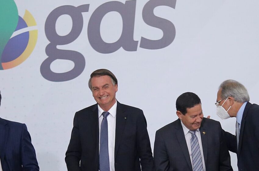  Bolsonaro anuncia que Petrobras bajará precio de los combustibles