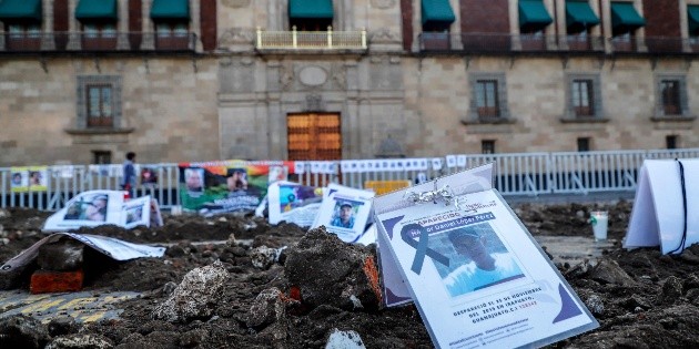  Con fosas, familias de desaparecidos protestan afuera de Palacio Nacional