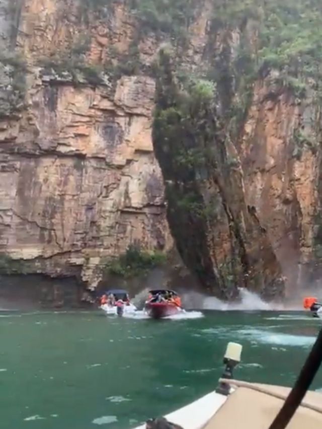 Esta captura de pantalla de un video divulgado en Twitter muestra el momento del desprendimiento de la roca.