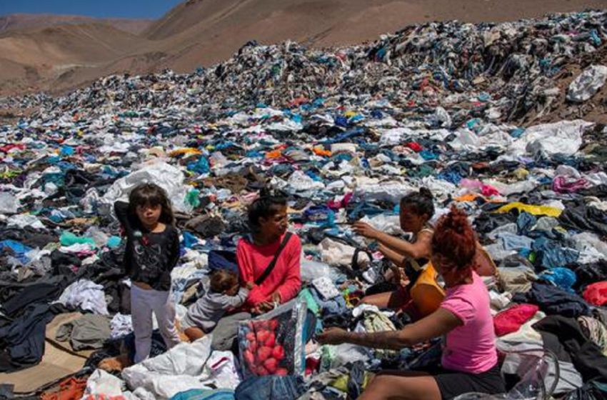  Desierto de Atacama: la ropa usada que descarta el mundo y se acumula en medio del paraíso – A24