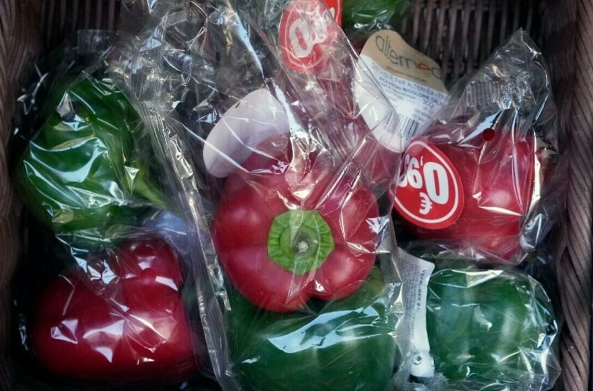  Francia prohíbe el uso del plástico para embalar frutas y verduras pequeñas