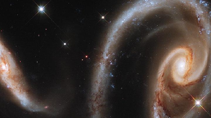  Una rosa universal de dos galaxias que interactúan