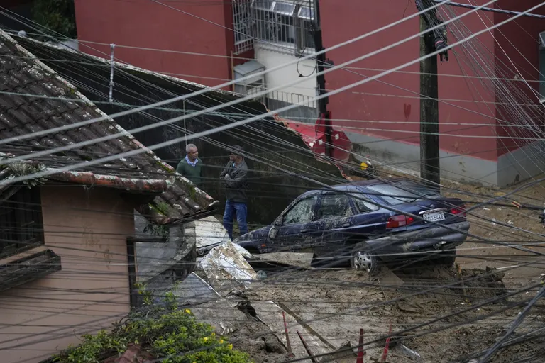 Residentes en una zona afectada por deslizamientos de tierra en Petrópolis, Brasil, el miércoles 16 de febrero de 2022. 