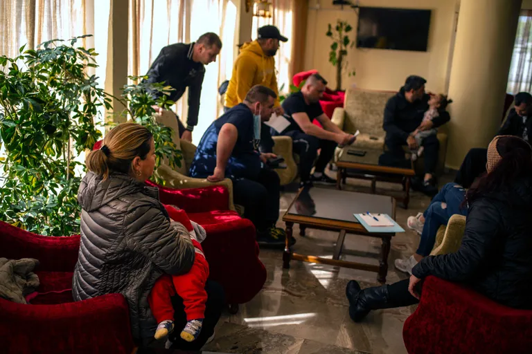 Rumanos rescatados del incendio en un hotel en Corfu. (Photo by ANGELOS TZORTZINIS / AFP)
