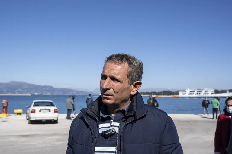 Kostas Mathios, en el puerto de Corfu, al hablar con la prensa sobre su cuñado, desaparecido tras la tragedia (AP Photo/Petros Giannakouris)