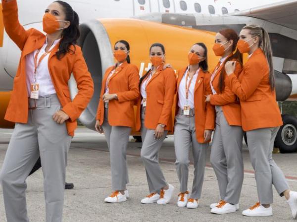  Azafatas de la nueva aerolínea Ultra Air les dicen adiós a los tacones