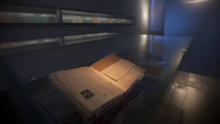 Original del diario de Ana Frank, expuesto en la Casa-Museo de Ámsterdam