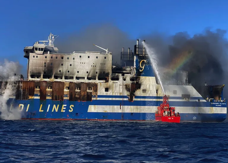  Dramática búsqueda de 12 personas tras el incendio en un ferry en Grecia: “vimos la muerte frente a nosotros”