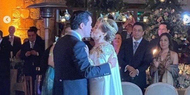  ¡Elba Esther siempre sí se casó! Circulan fotos de la boda tras destrozos