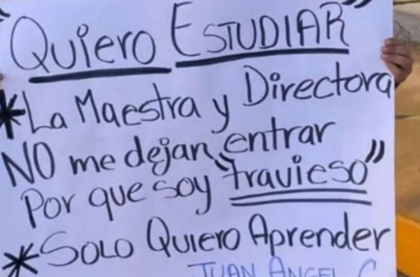  "Sólo quiero aprender": Niño protesta en Sonora porque no lo dejan entrar a clases "por travieso"