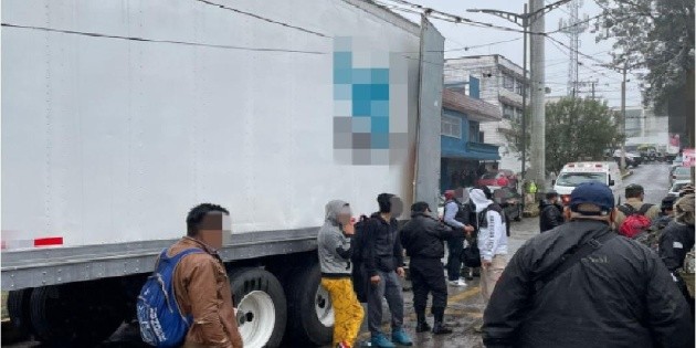  Interceptan a más de 300 migrantes  hacinados en un tráiler en Veracruz