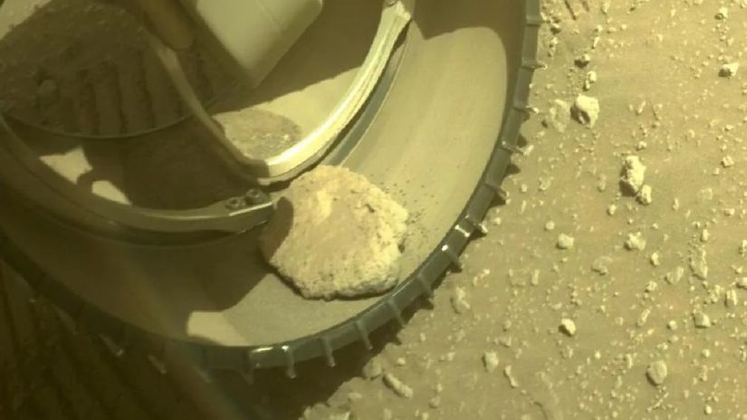  Una roca se atascó en las ruedas del Perseverance en Marte