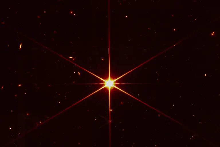  Telescopio Webb capta galaxias en foto de estrella