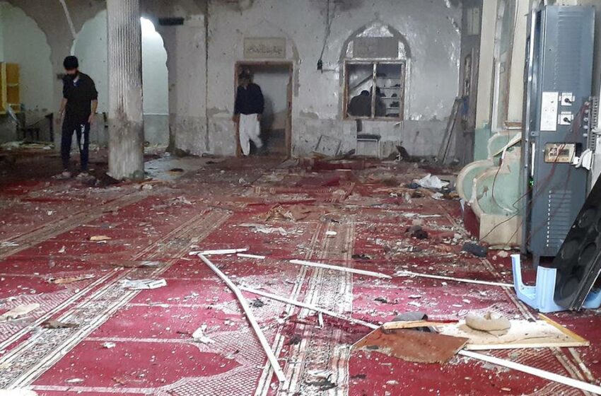  Atentado suicida en mezquita de Pakistán deja 56 muertos